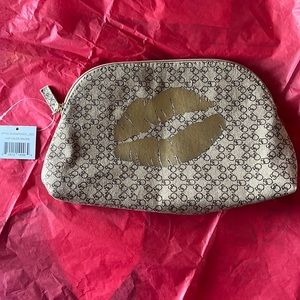 Bloomingdales Gold lips makeup bag New with tags⭐️⭐️⭐️⭐️⭐️ absolutely stunning